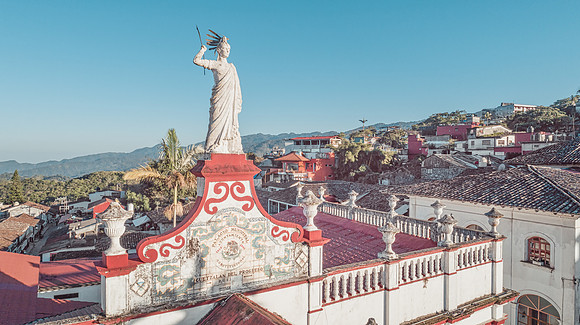 Palacio Municipal statue, Cuetzalan